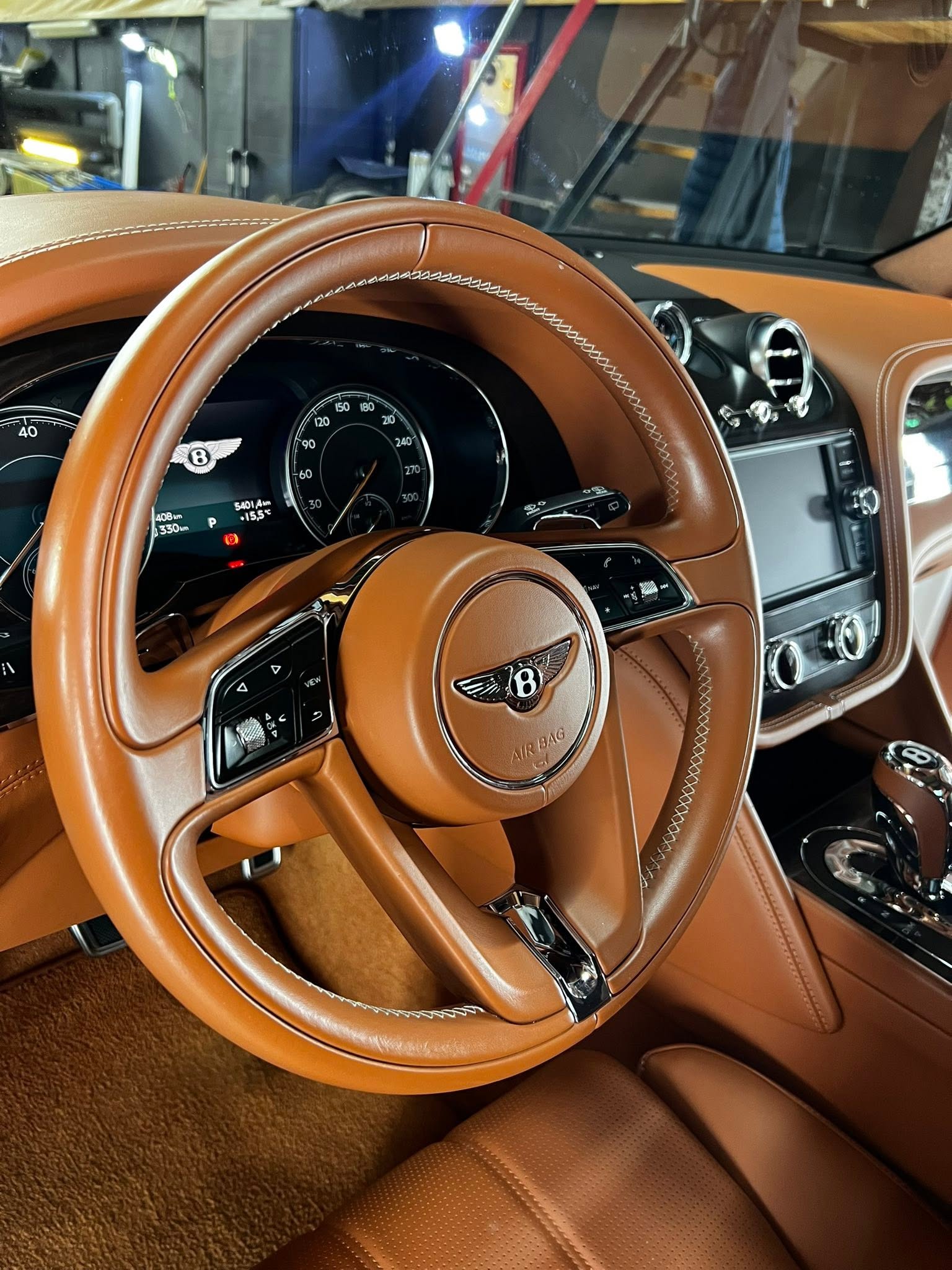 Precyzyjny detailing skórzanego wnętrza Bentley w ScottCarr