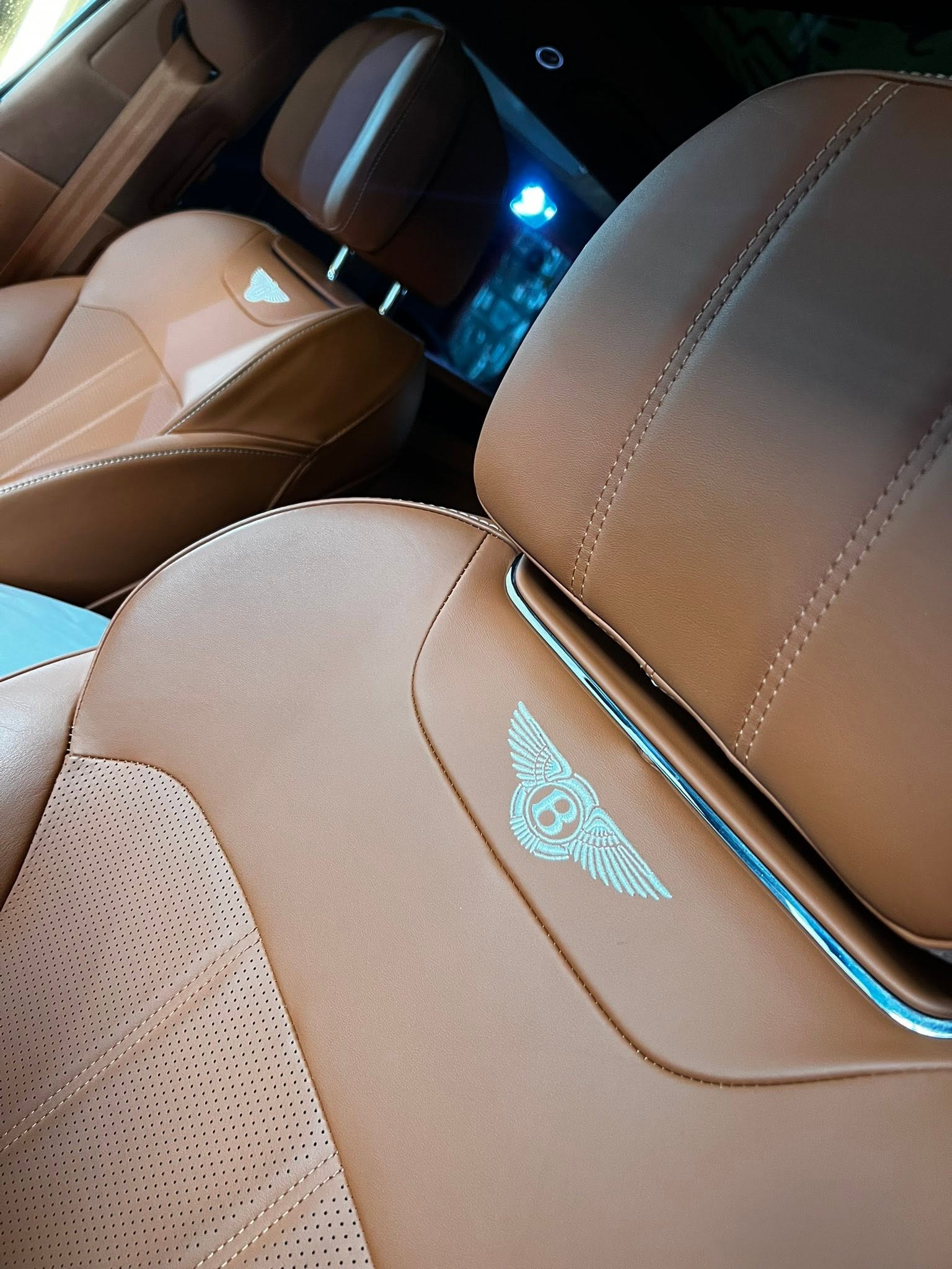 Detailing wnętrza - skórzane fotele Bentley